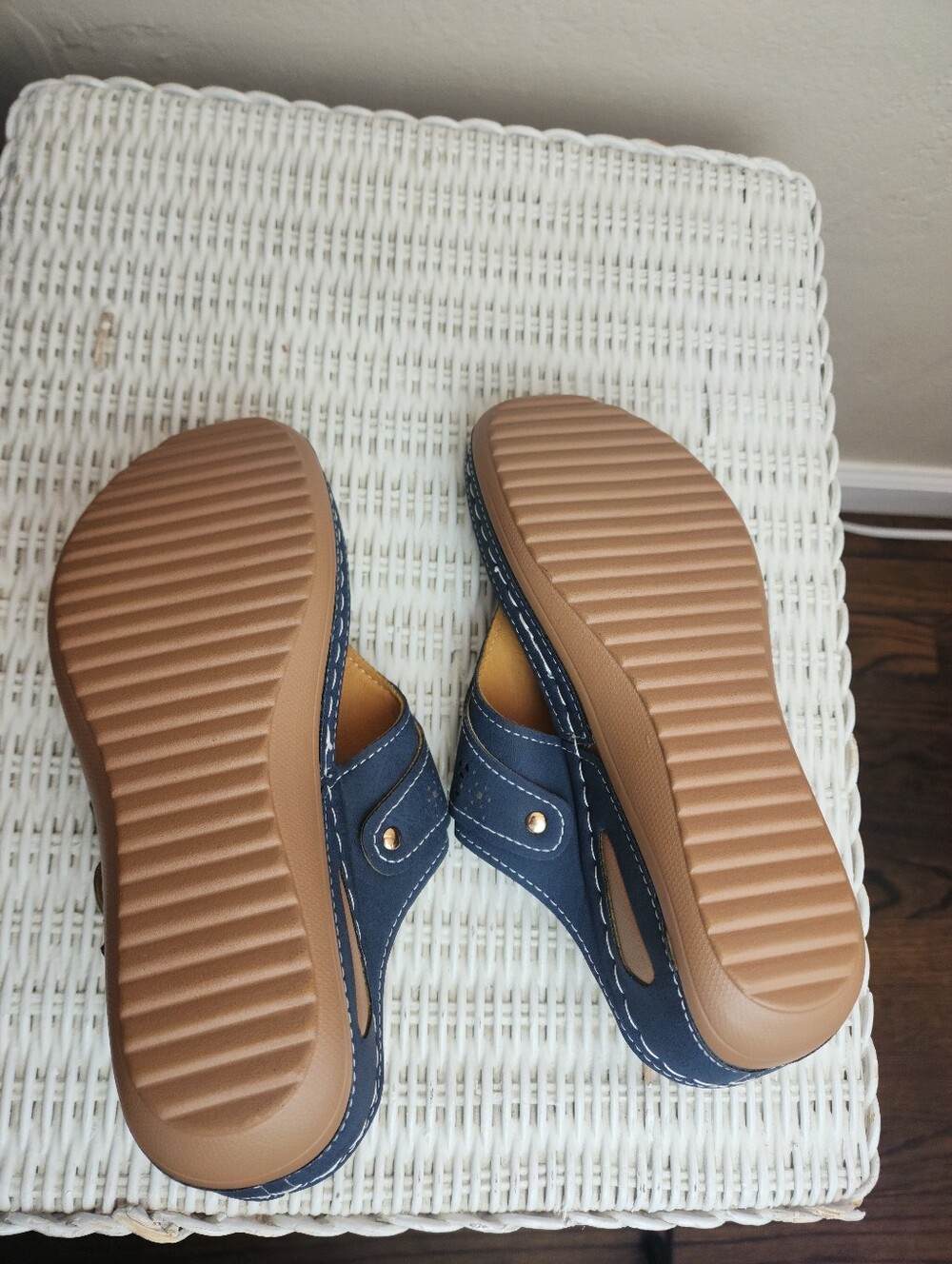 Blue Women's Navy Thong Sandals with Gold Accent Size 6 NWOT - Picture 4 of 7